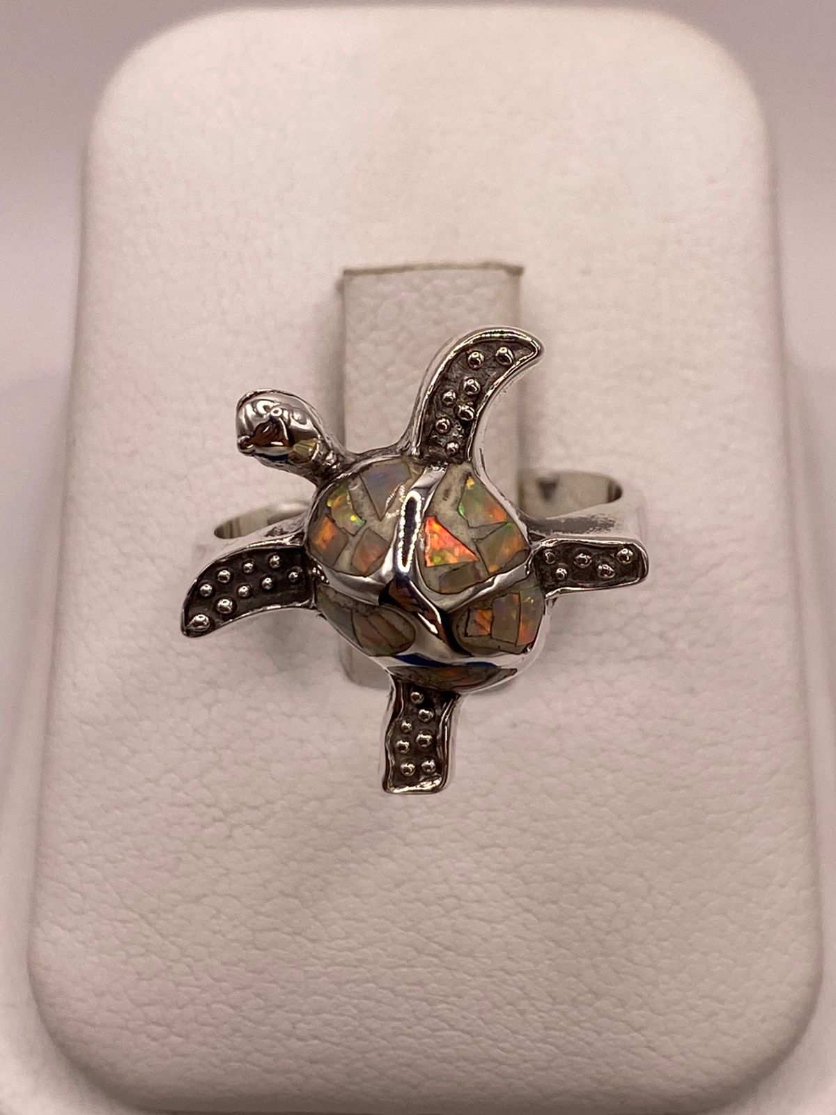 ANILLO TORTUGA MARINA DE PLATA LEY 950 CON ÓPALO DE FUEGO TORNASOL