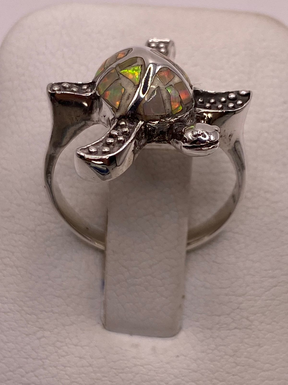 ANILLO TORTUGA MARINA DE PLATA LEY 950 CON ÓPALO DE FUEGO TORNASOL
