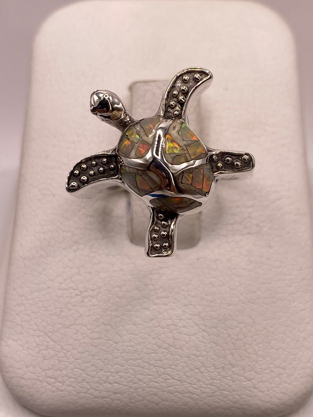 ANILLO TORTUGA MARINA DE PLATA LEY 950 CON ÓPALO DE FUEGO TORNASOL