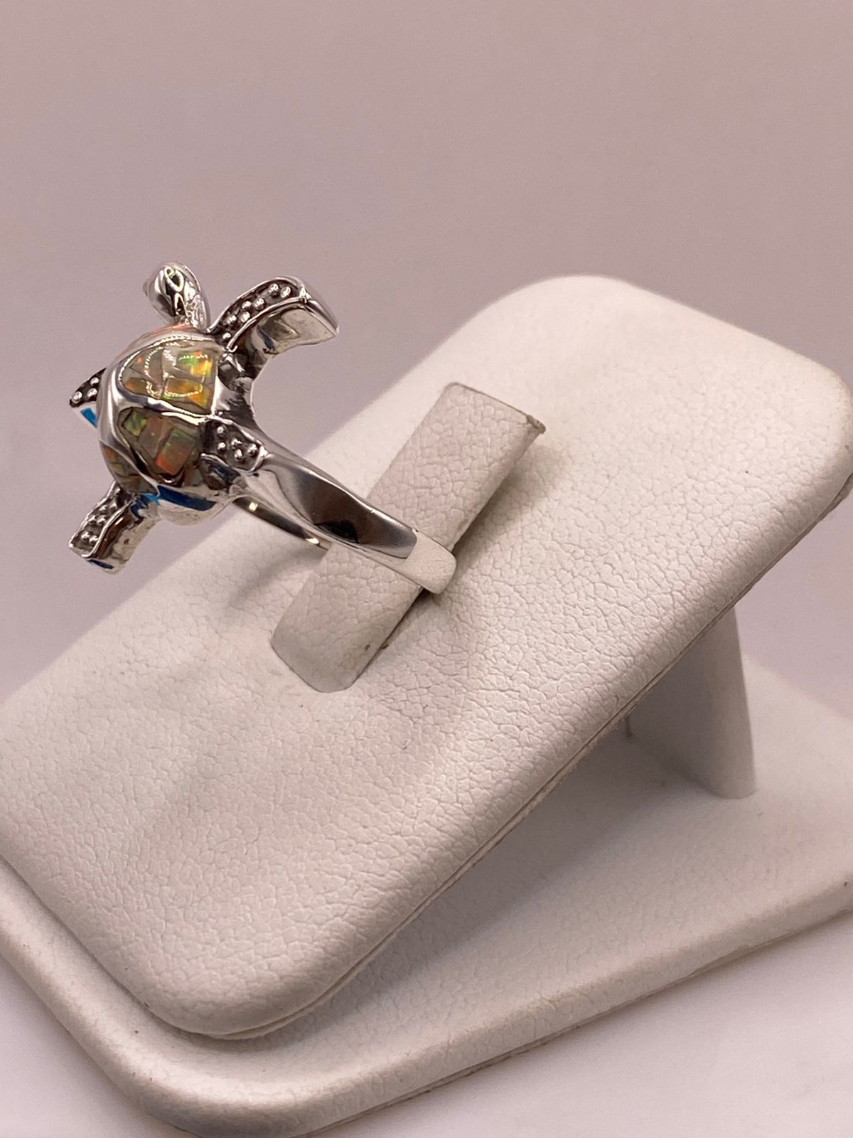ANILLO TORTUGA MARINA DE PLATA LEY 950 CON ÓPALO DE FUEGO TORNASOL