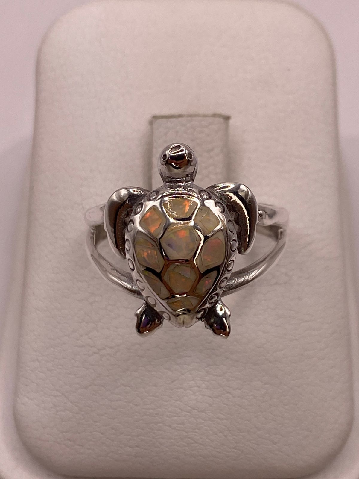 ANILLO TORTUGA MARINA DE PLATA LEY 950 CON ÓPALO DE FUEGO TORNASOL