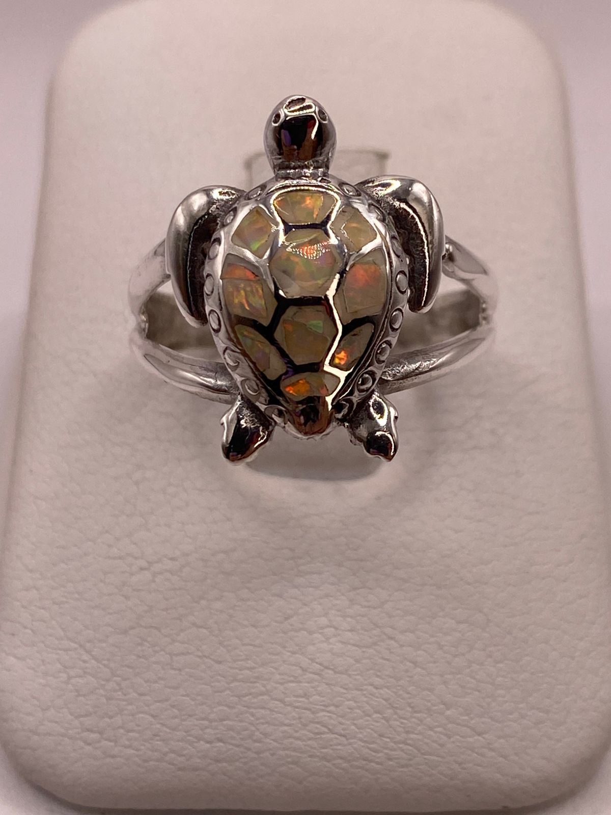 ANILLO TORTUGA MARINA DE PLATA LEY 950 CON ÓPALO DE FUEGO TORNASOL