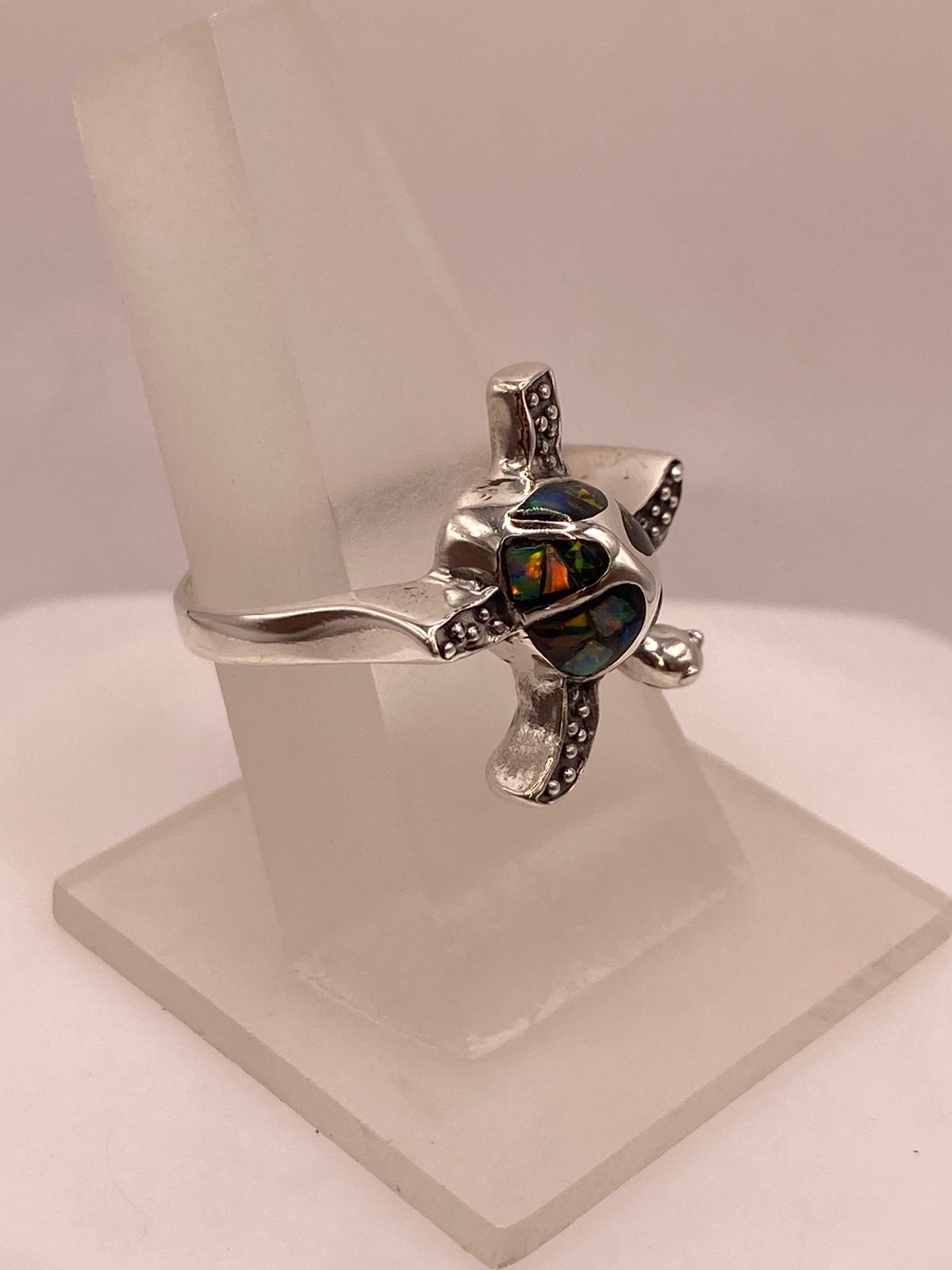 ANILLO DE TORTUGA EN PLATA LEY 950 CON ÓPALO DE FUEGO