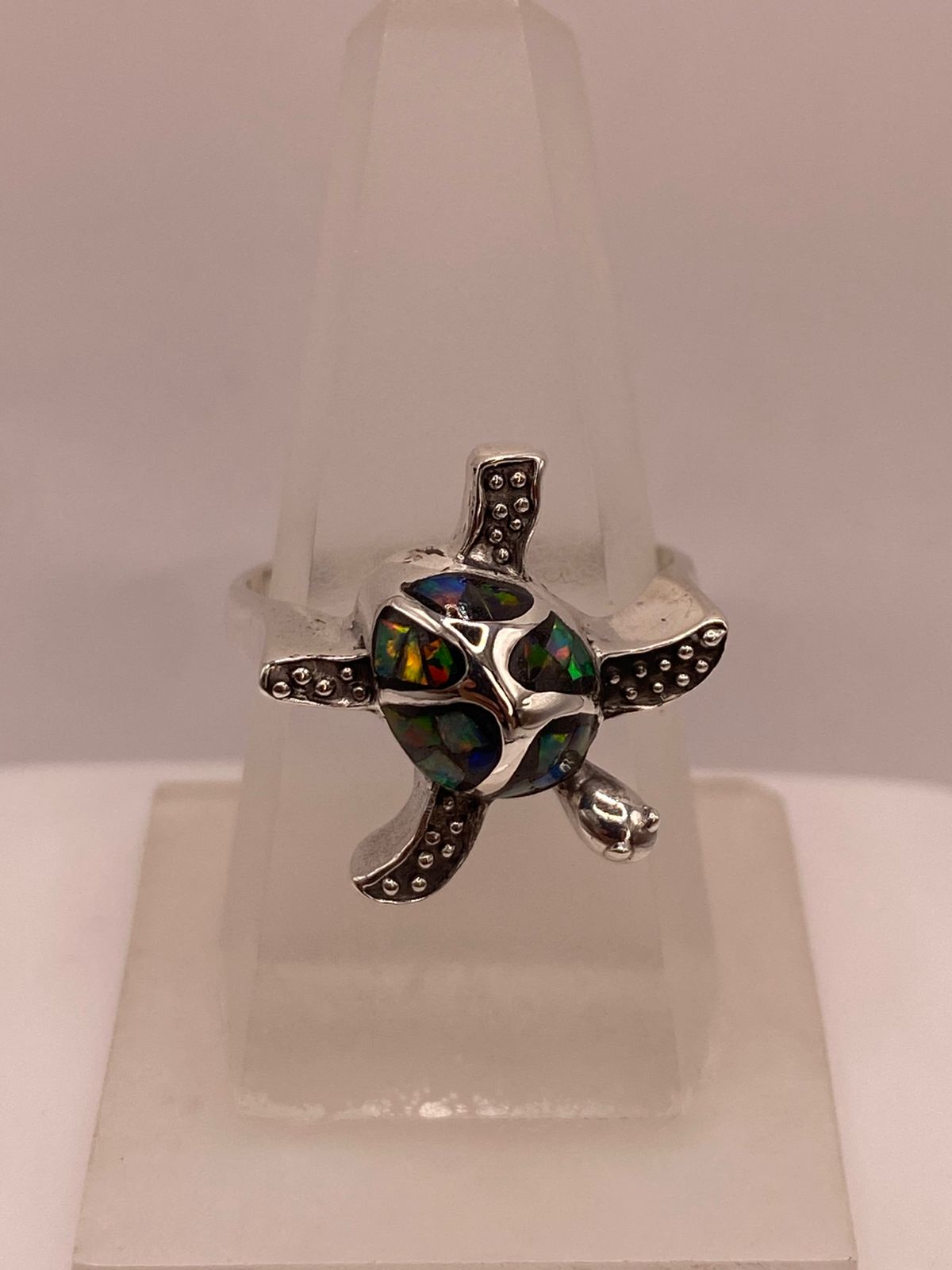 ANILLO DE TORTUGA EN PLATA LEY 950 CON ÓPALO DE FUEGO