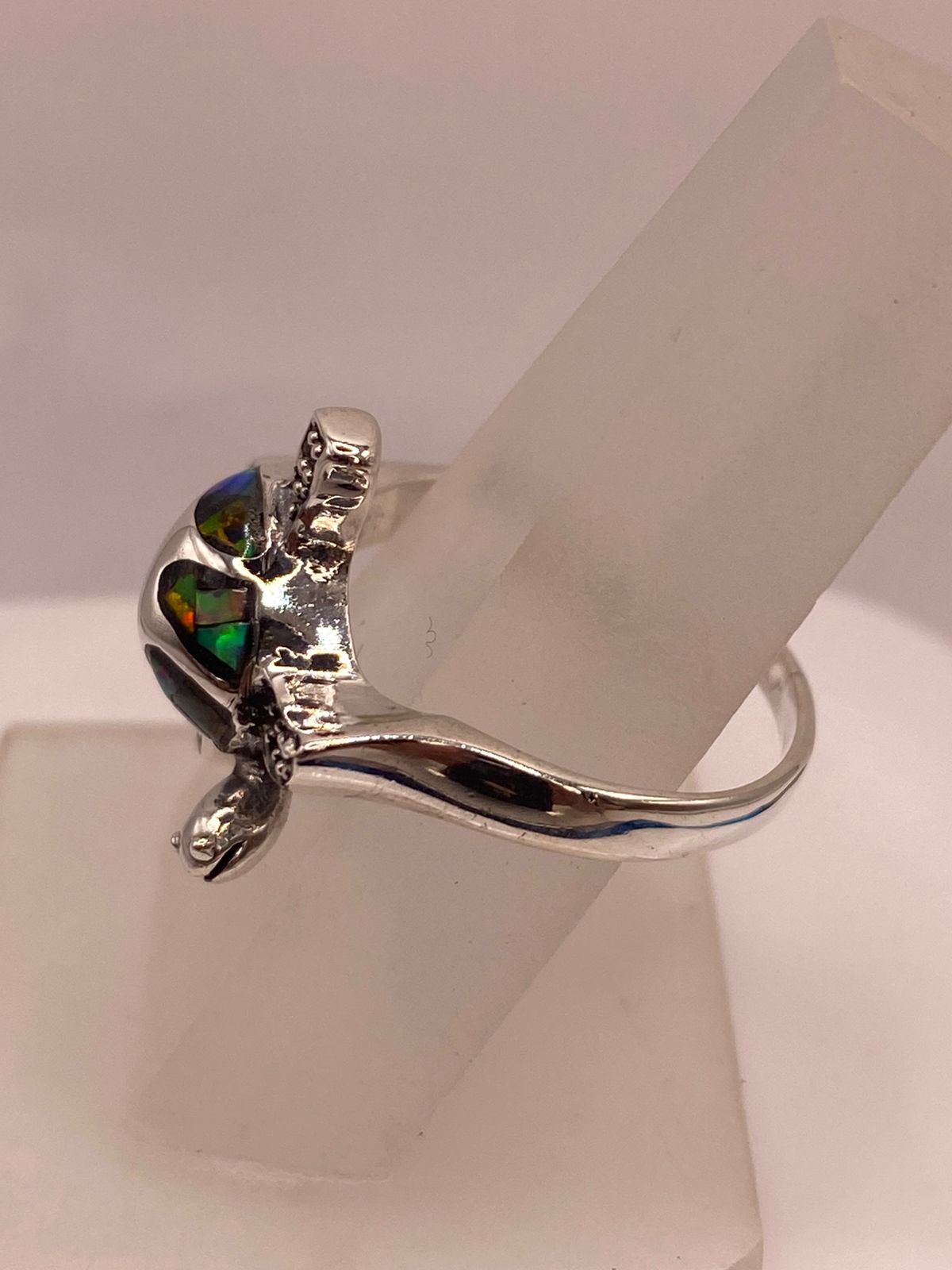 ANILLO DE TORTUGA EN PLATA LEY 950 CON ÓPALO DE FUEGO