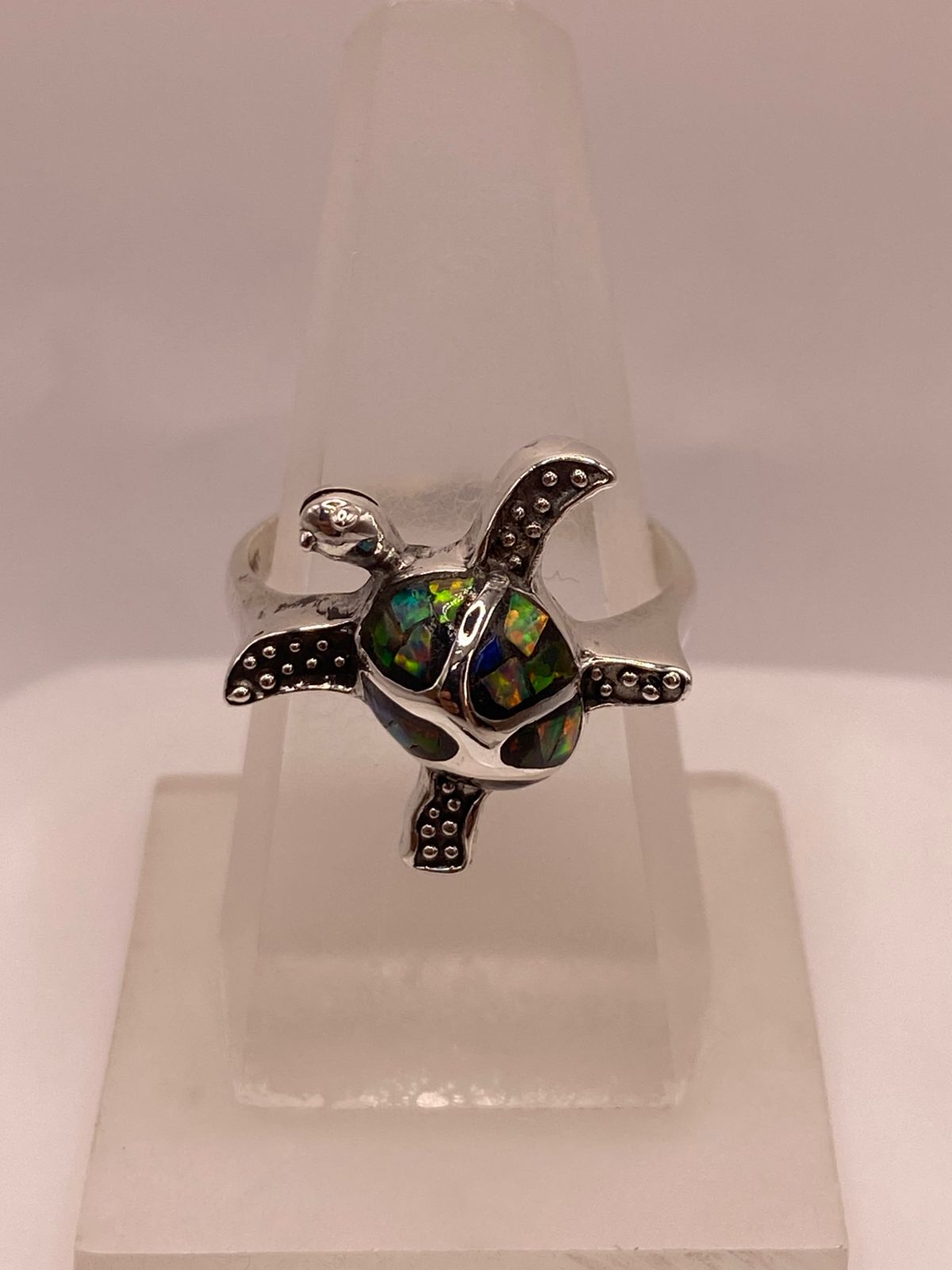 ANILLO DE TORTUGA EN PLATA LEY 950 CON ÓPALO DE FUEGO