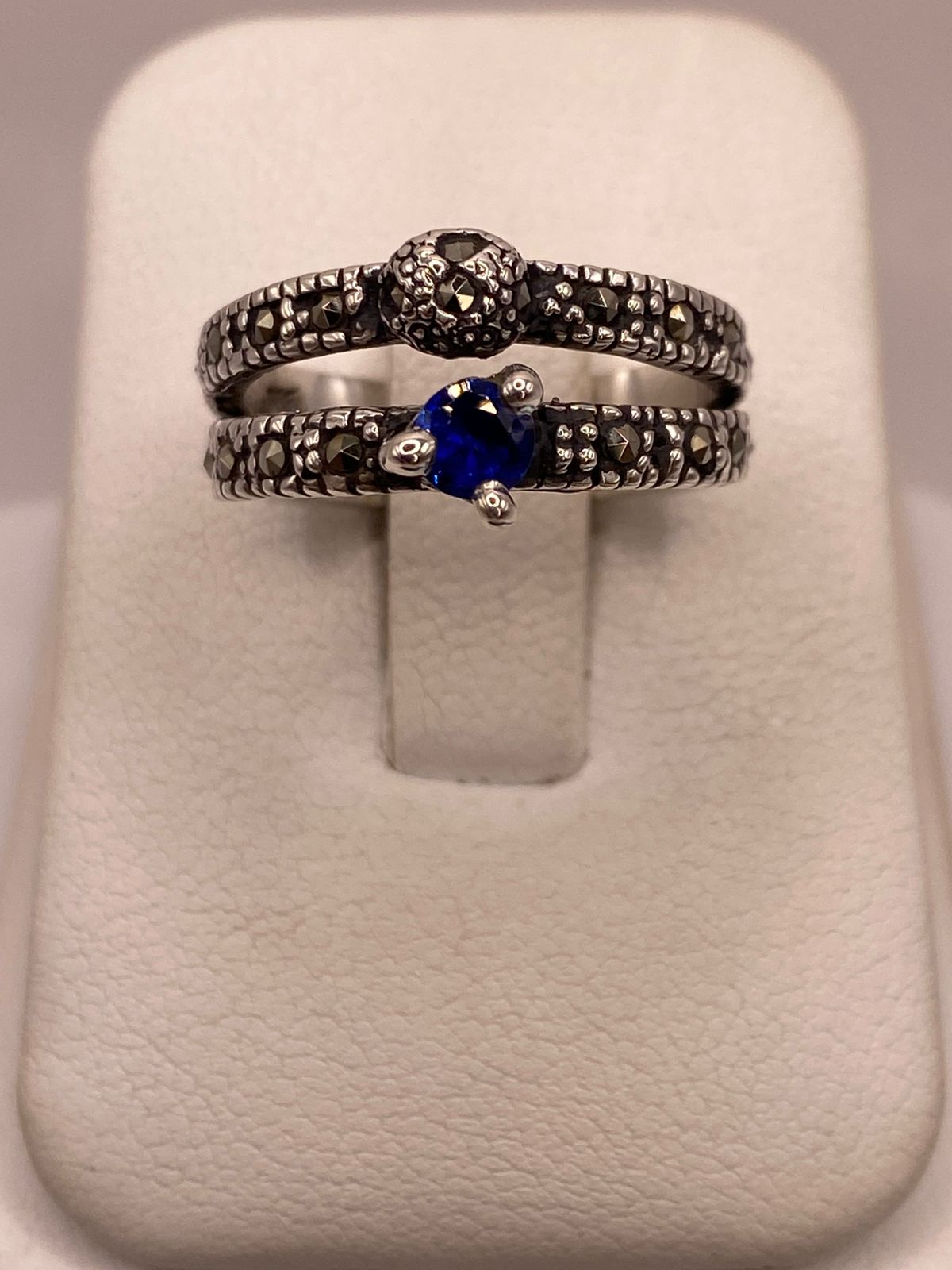 Anillo Vintage Doble Banda con Zirconia Azul y Marquesitas en Plata Ley 925