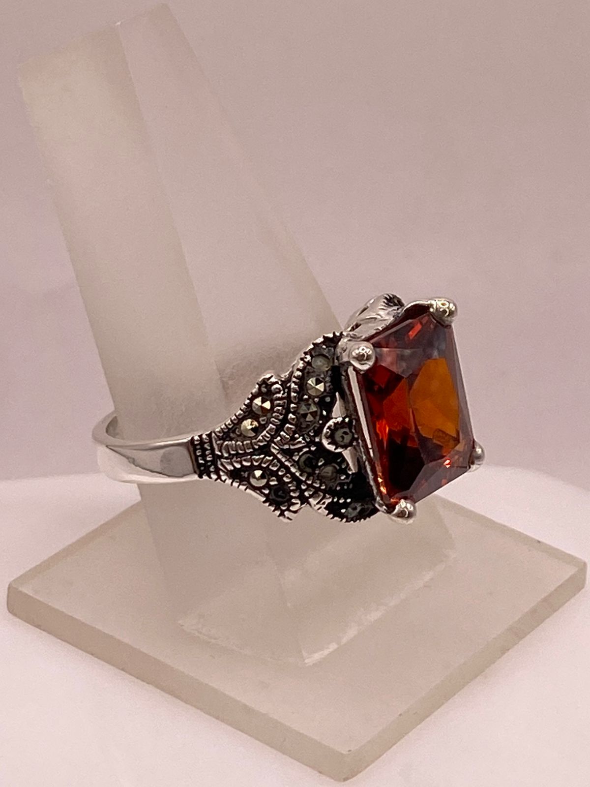 Anillo Vintage Elegante con Zirconia Naranja y Detalles Clásicos en Plata Ley 925