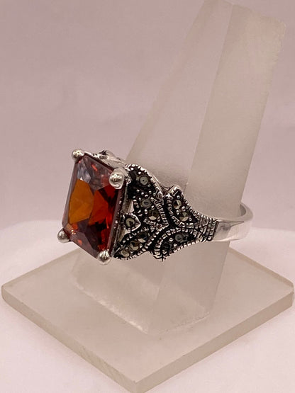 Anillo Vintage Elegante con Zirconia Naranja y Detalles Clásicos en Plata Ley 925, vista de detalle