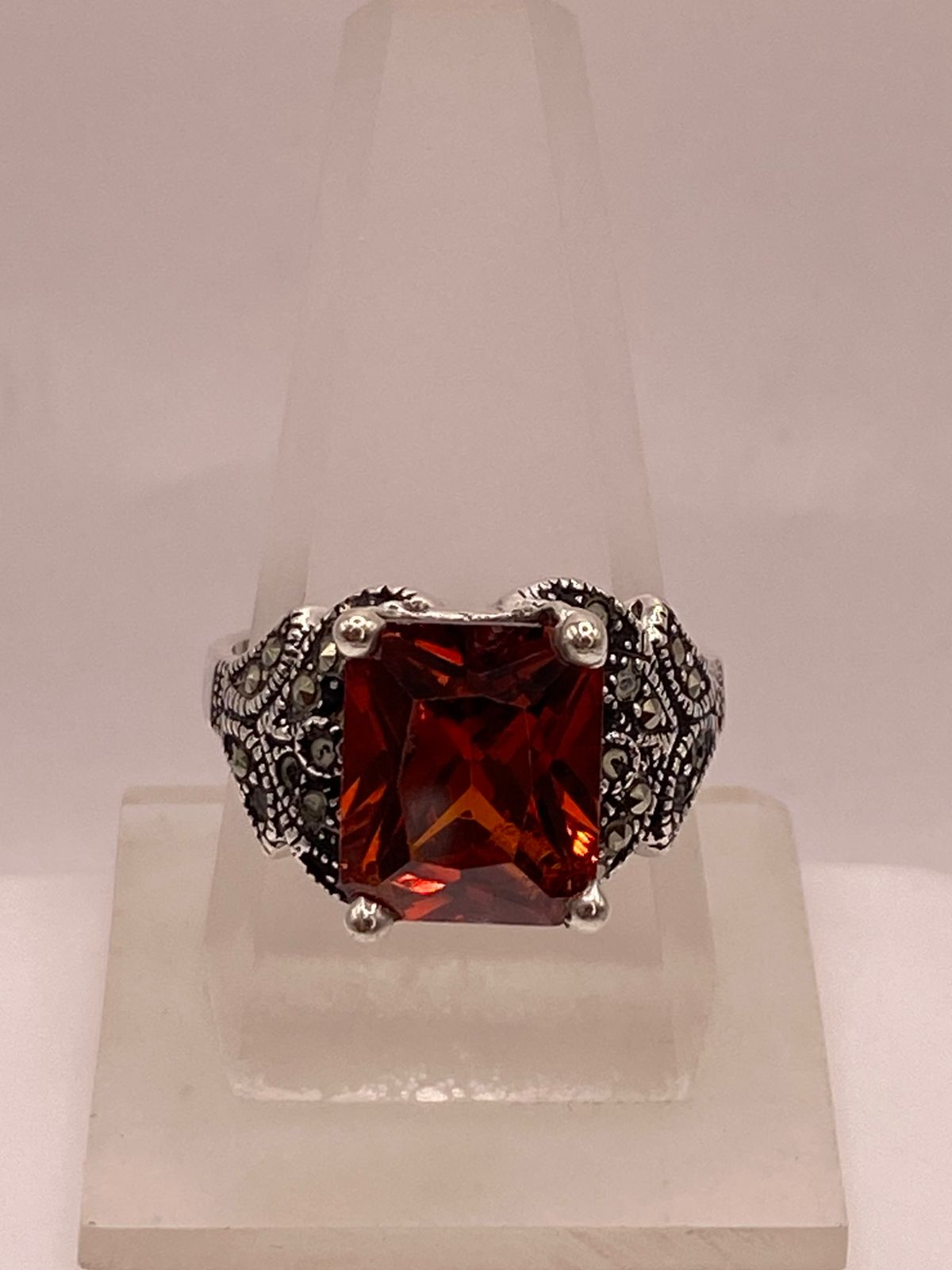 Anillo Vintage Elegante con Zirconia Naranja y Detalles Clásicos en Plata Ley 925