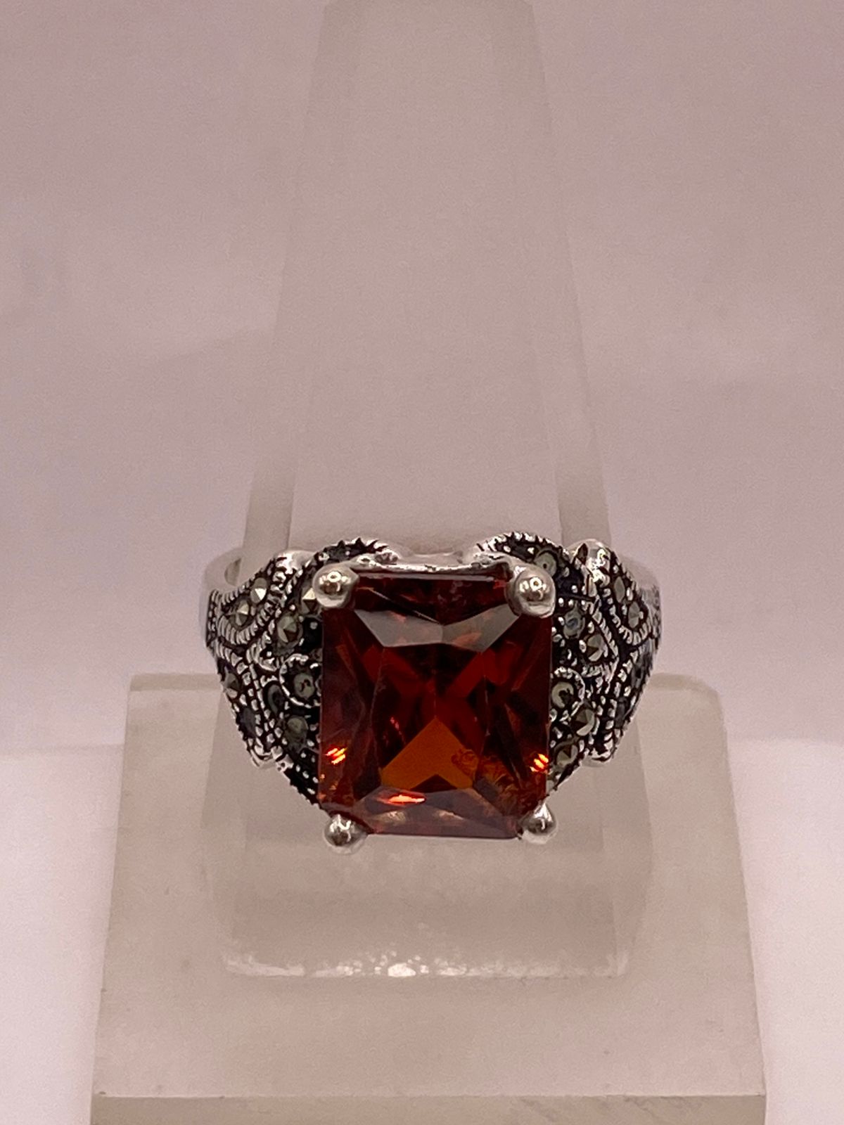 Anillo Vintage Elegante con Zirconia Naranja y Detalles Clásicos en Plata Ley 925