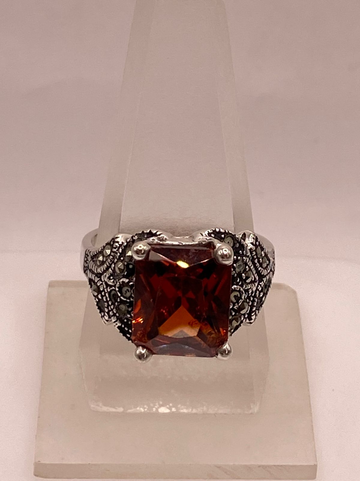 Anillo Vintage Elegante con Zirconia Naranja y Detalles Clásicos en Plata Ley 925