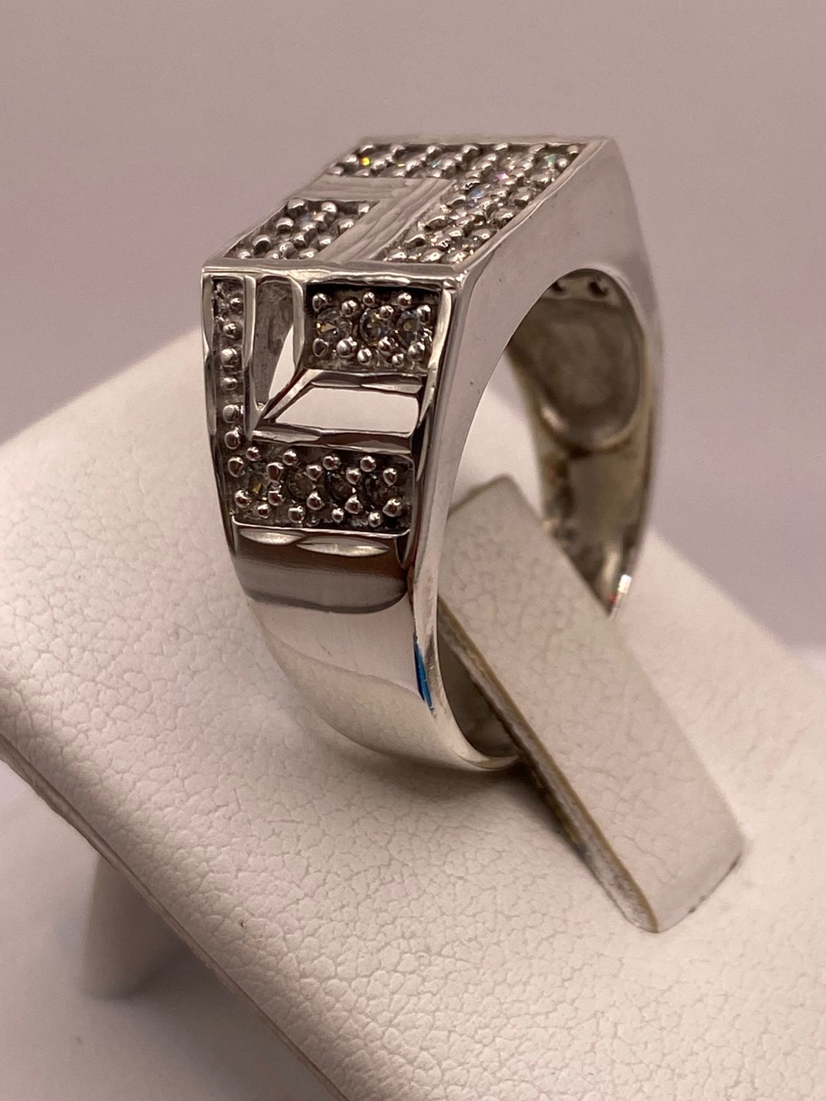 Anillo Vintage Elegante con Zirconias Brillantes en Plata Ley 925