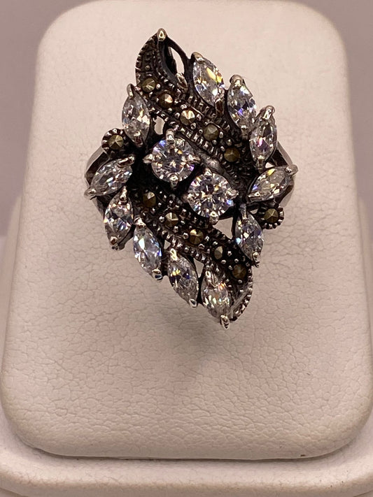 Anillo Vintage Floral con Zirconias y Marquesitas en Plata Ley 925 — ángulo diagonal