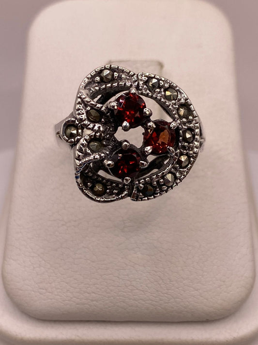Anillo Vintage Floral con Zirconias Rojas y Marquesitas en Plata Ley 925 — detalle de acabado