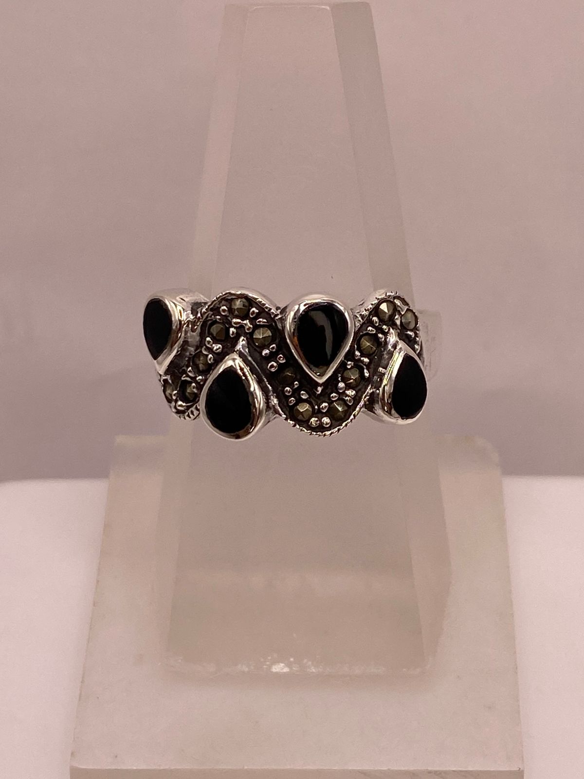 Anillo Vintage con Marquesitas y Piedras Negras en Plata Ley 925