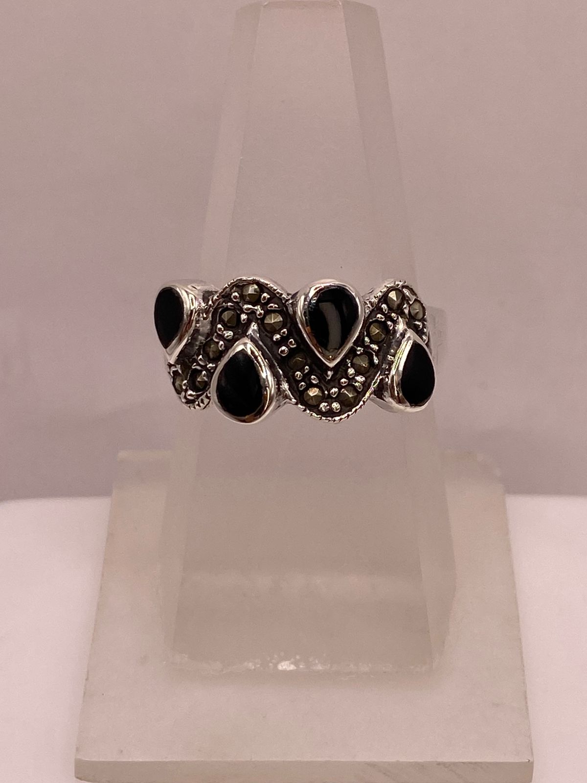 Anillo Vintage con Marquesitas y Piedras Negras en Plata Ley 925