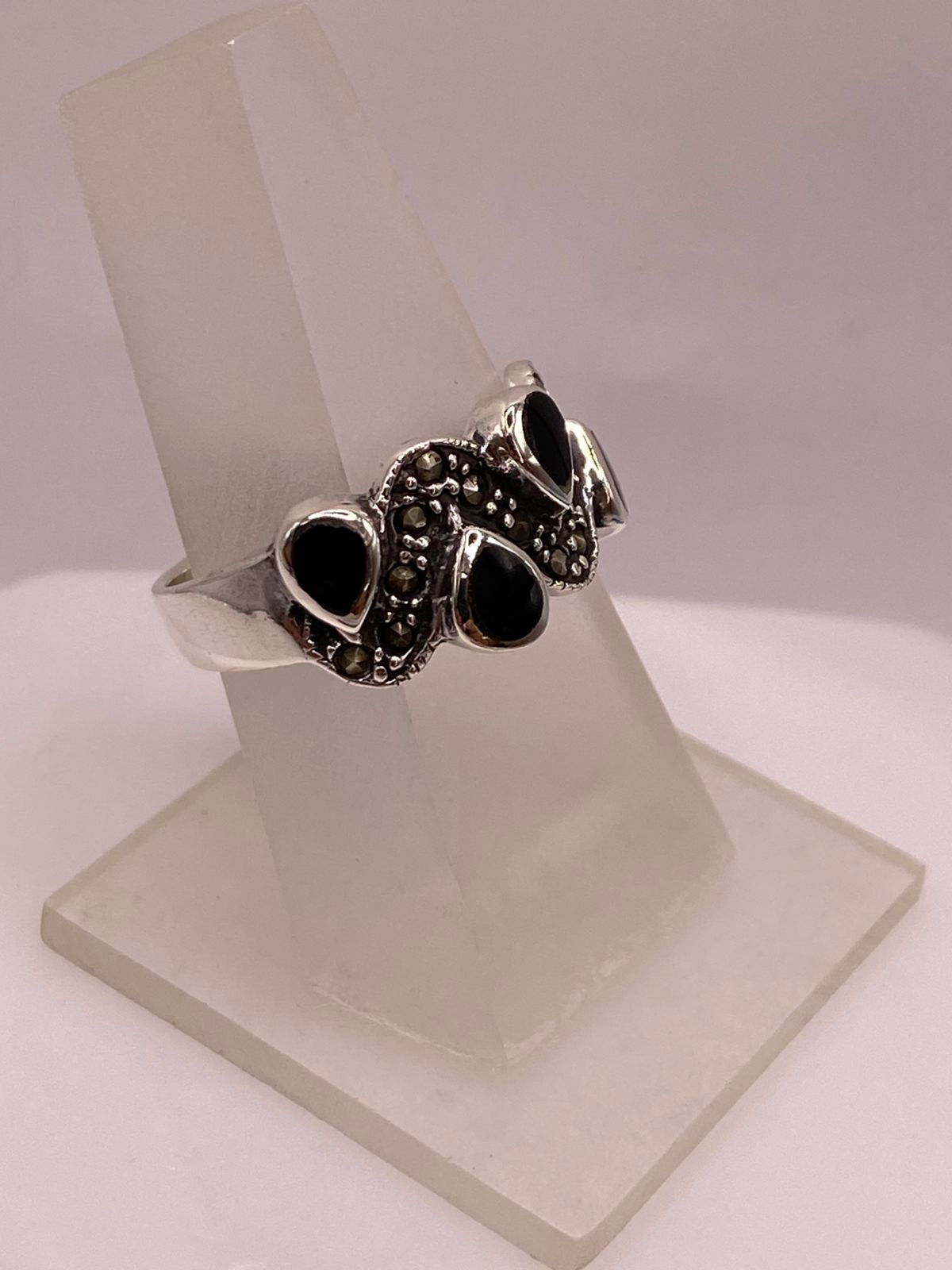 Anillo Vintage con Marquesitas y Piedras Negras en Plata Ley 925