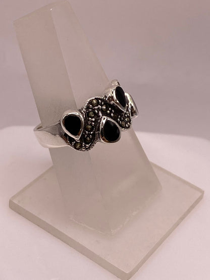 Anillo Vintage con Marquesitas y Piedras Negras en Plata Ley 925, vista de detalle