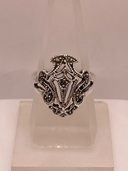 Anillo Vintage con Marquesitas en Plata Ley 925 en báscula mostrando peso