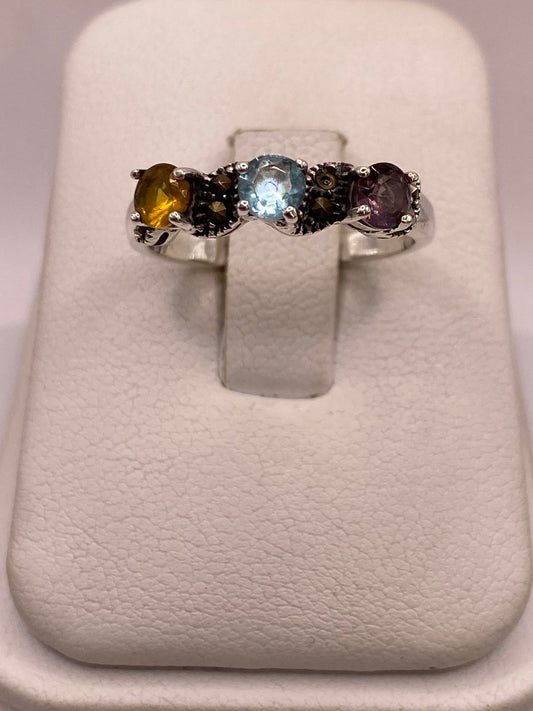 Anillo Vintage con Marquesitas y Zirconias Multicolor en Plata Ley 925 en báscula mostrando peso