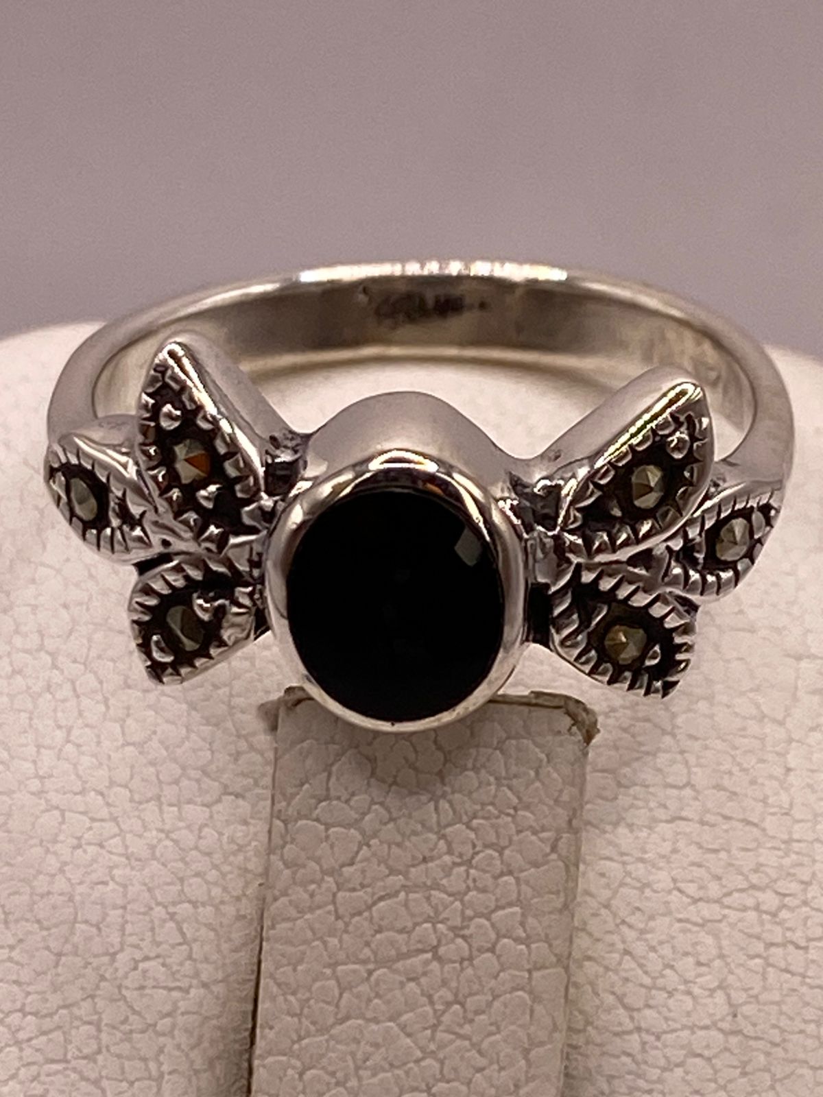 Anillo Vintage con Piedra Negra y Marquesitas en Plata Ley 925