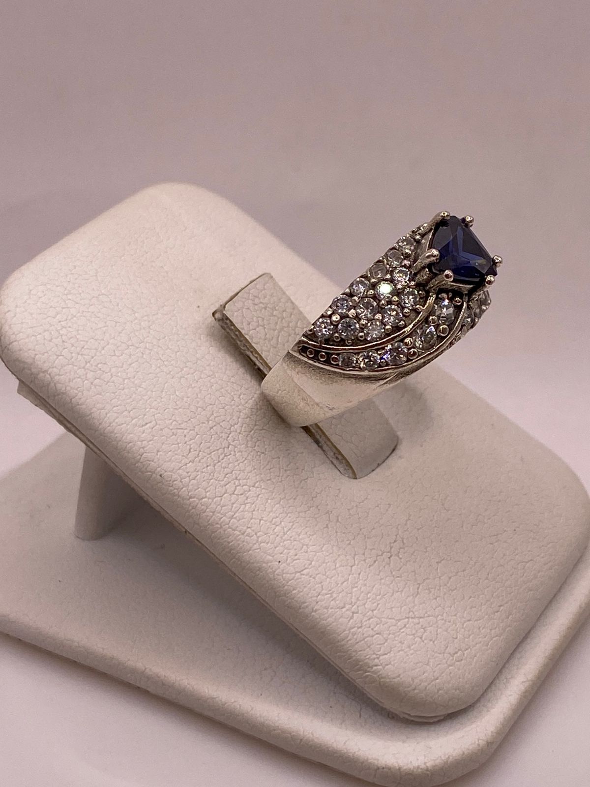 Anillo Vintage con Zirconia Azul y Detalles Brillantes en Plata Ley 925