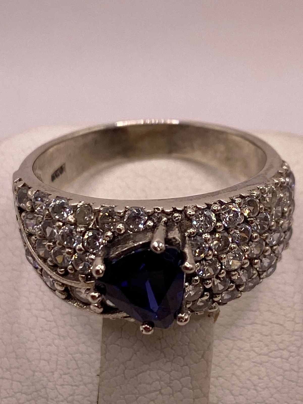 Anillo Vintage con Zirconia Azul y Detalles Brillantes en Plata Ley 925