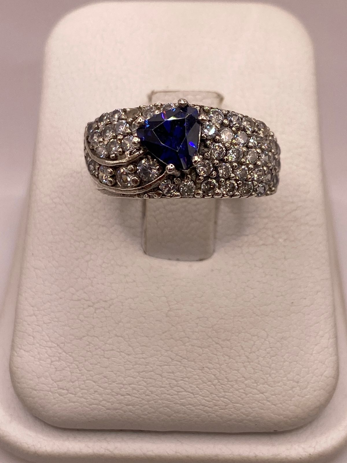Anillo Vintage con Zirconia Azul y Detalles Brillantes en Plata Ley 925