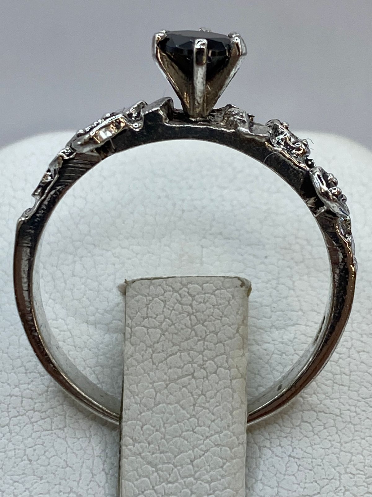 Vista lateral de anillo vintage de plata 925 con relieves irregulares y piedra negra, Taxco