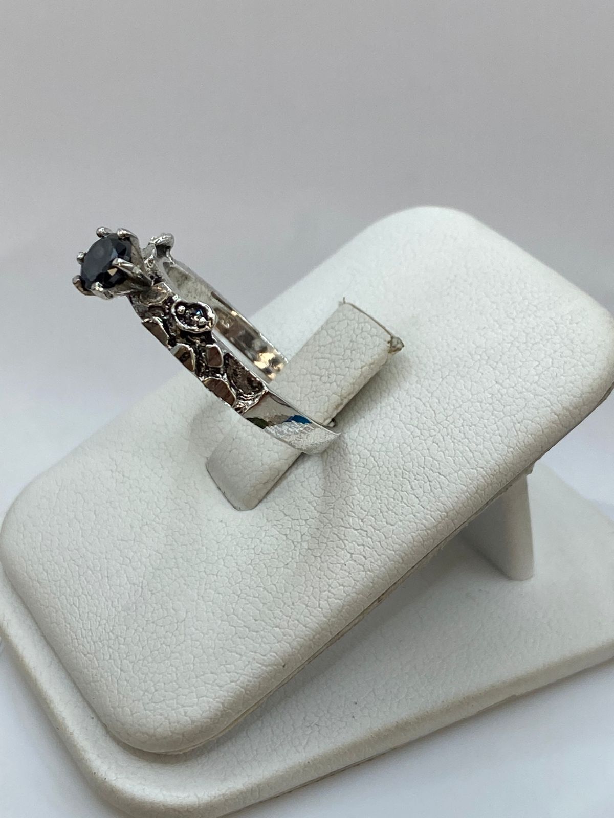 Anillo de plata 925 vintage con textura orgánica y circonia negra, referencia de tamaño talla 8