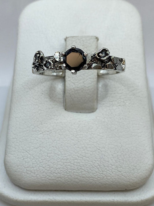 Anillo de plata 925 vintage con circonia negra puesto en la mano, hecho a mano en Taxco