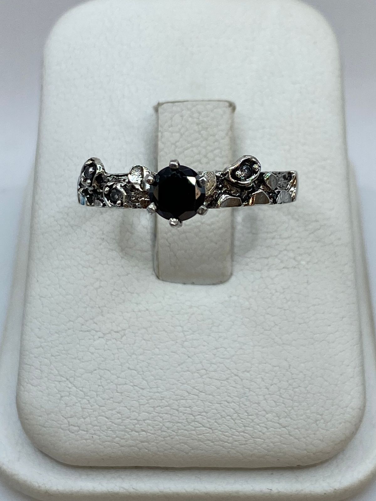 Anillo artesanal de plata 925 oxidada con circonia negra central, estilo vintage Taxco