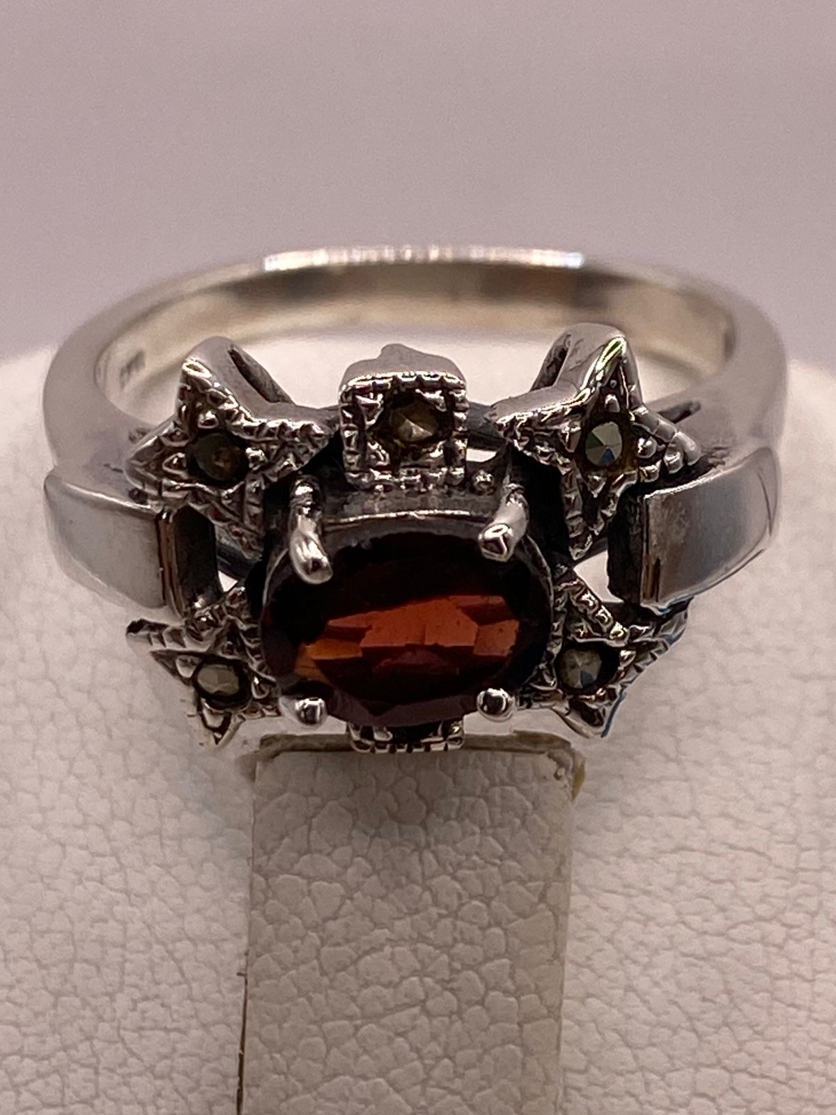 Anillo Vintage con Zirconia Roja y Marquesitas en Plata Ley 925