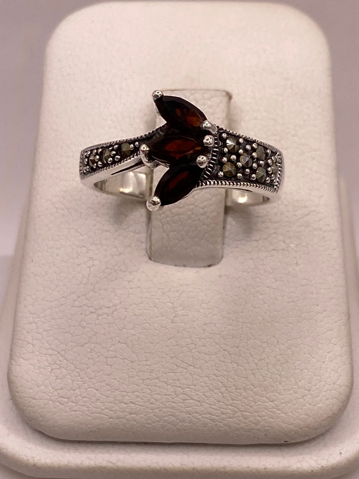 Anillo Vintage con Zirconias Café y Marquesitas en Plata Ley 925