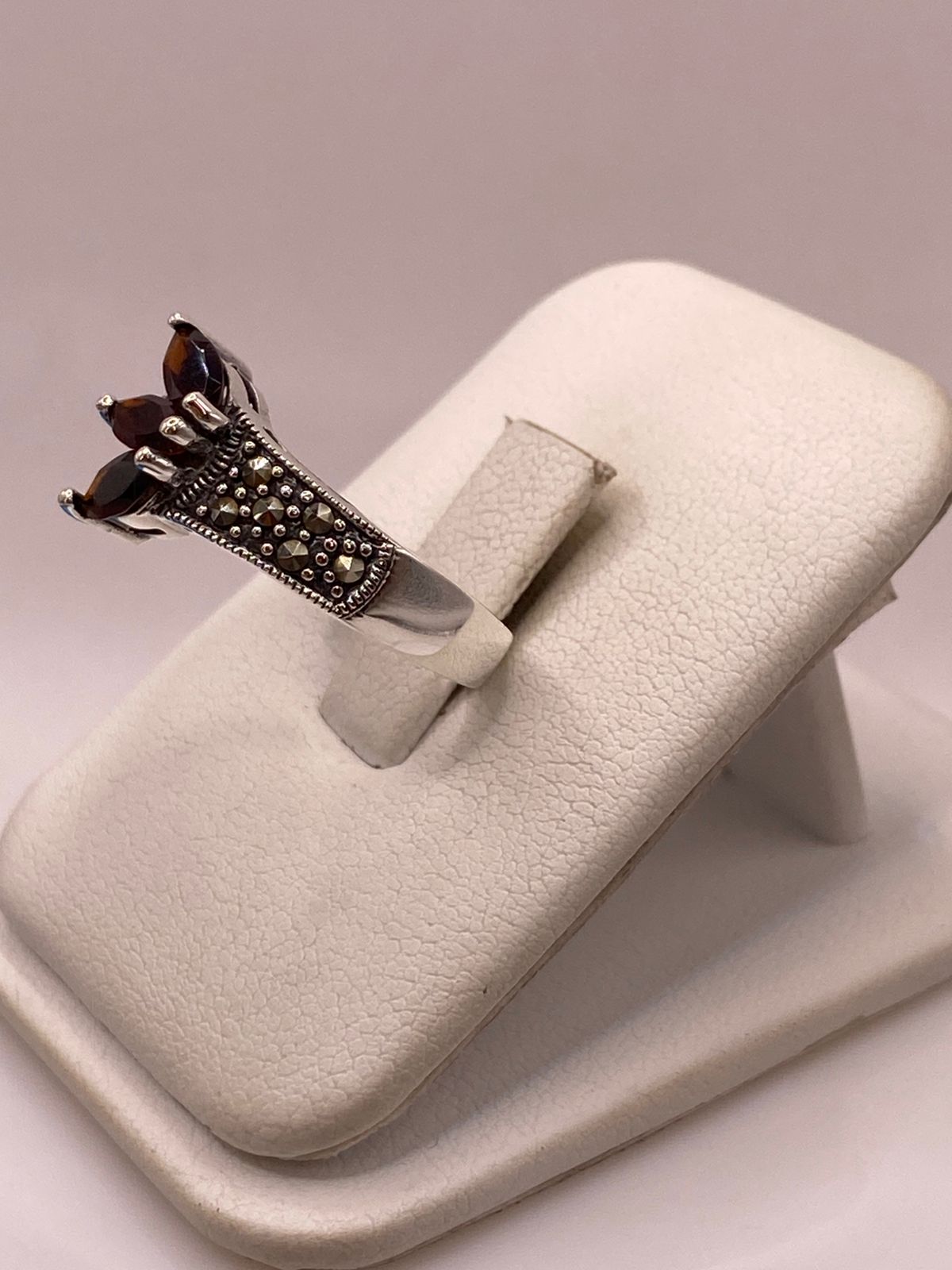 Anillo Vintage con Zirconias Café y Marquesitas en Plata Ley 925