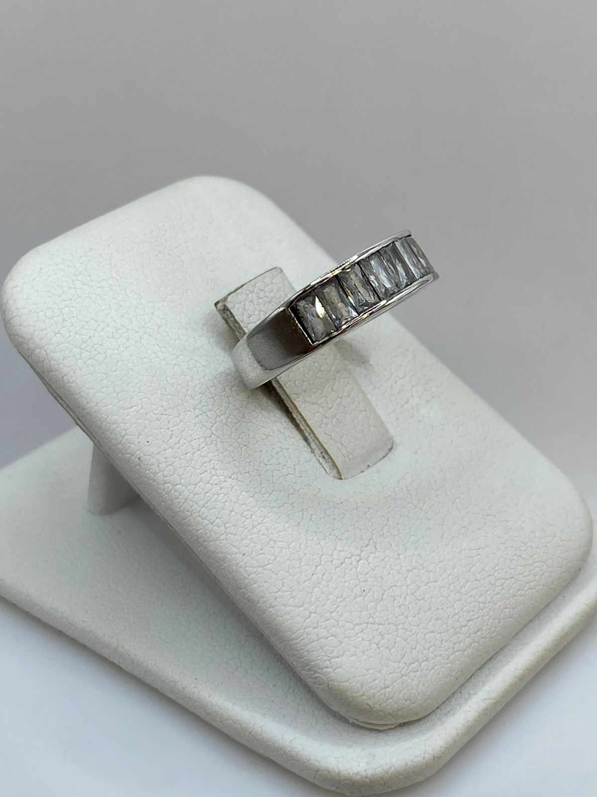 Anillo con Zirconias en Plata 925