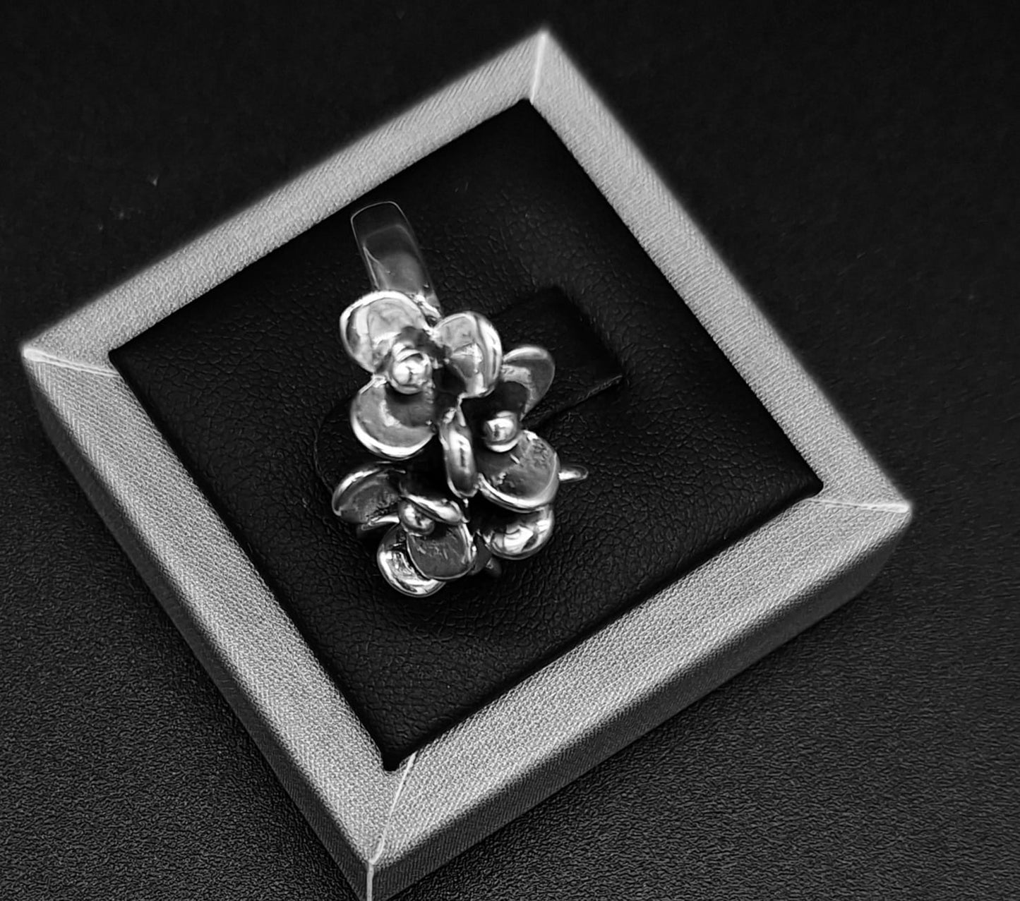 ANILLO FLORES EN  PLATA LEY 925