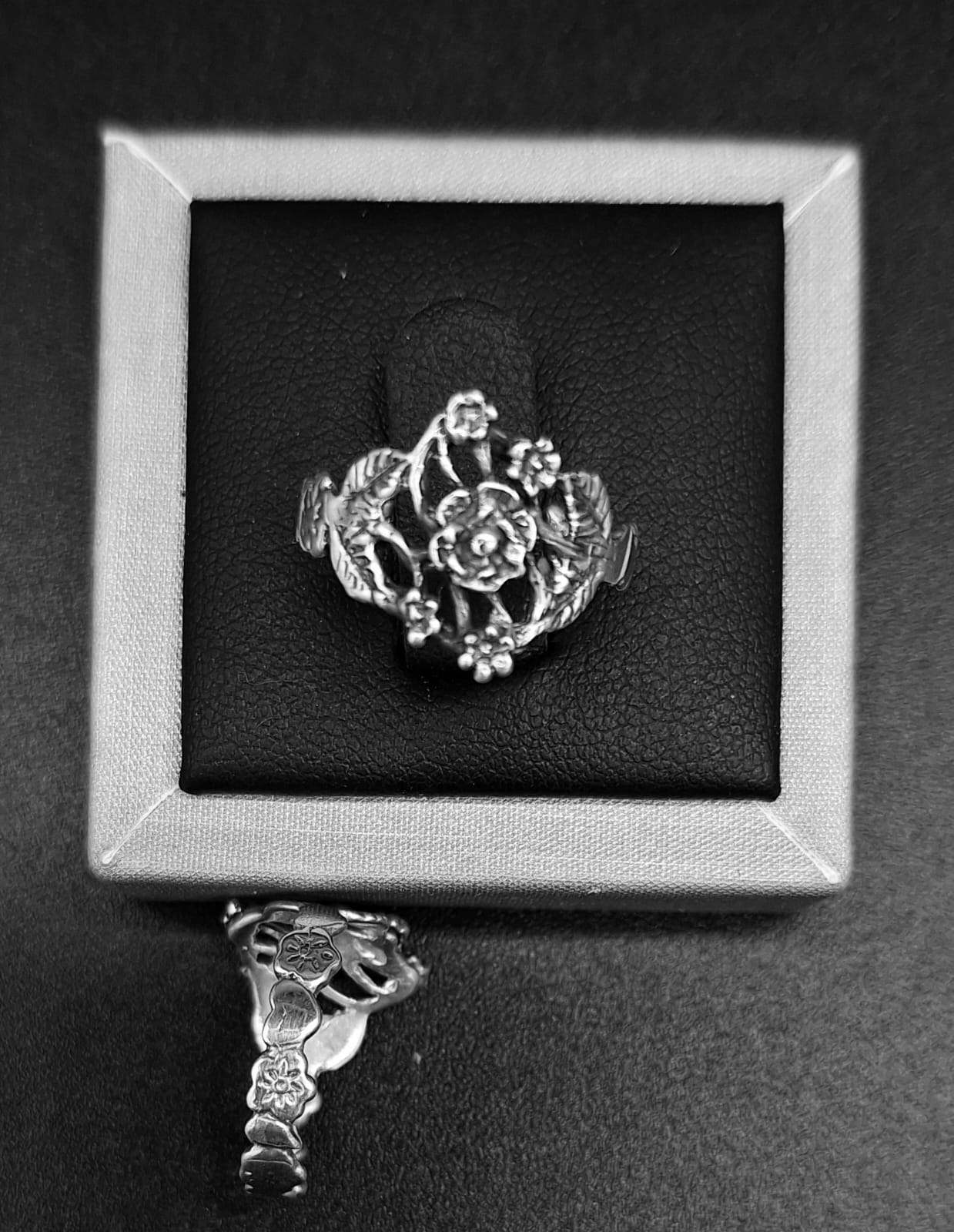 ANILLO FLORES EN PLATA LEY 925