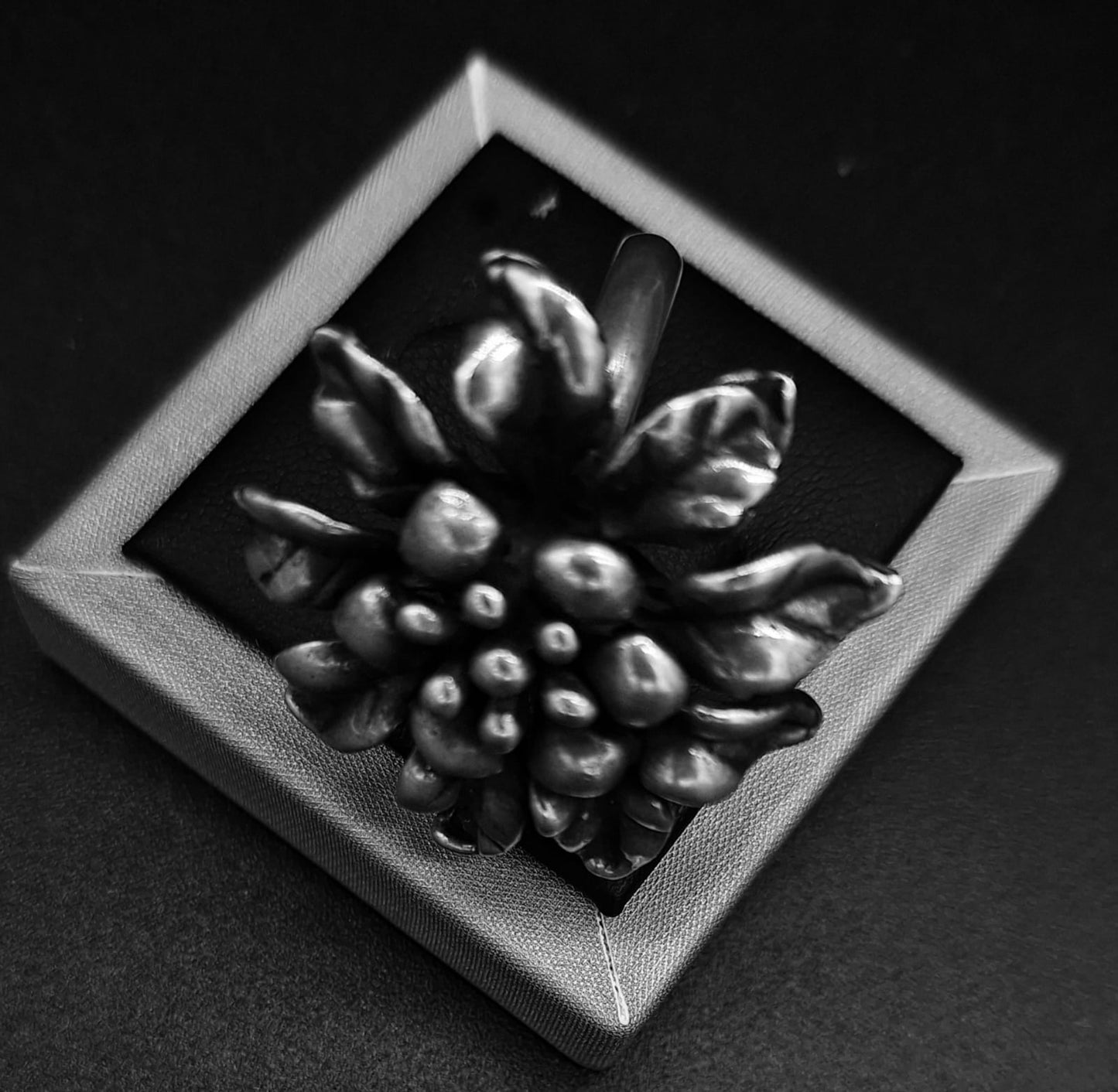ANILLO FLOR EN PLATA LEY 925