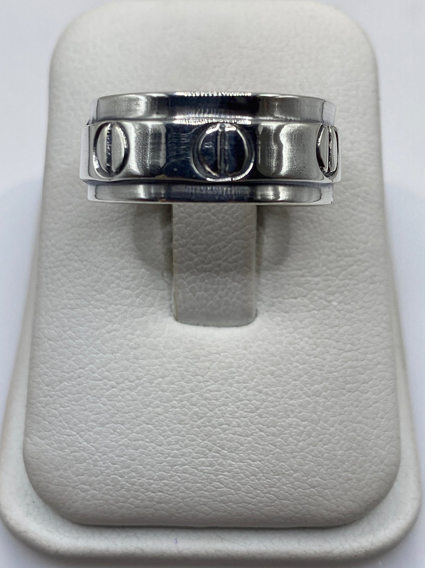 Anillo de plata .925 con sello grabado en la mano de un hombre