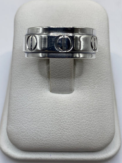 Anillo de plata .925 con sello grabado en la mano de un hombre