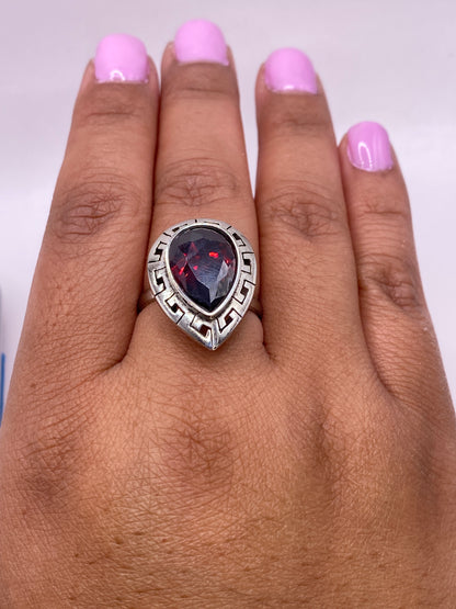 Anillo solitario pesado 6.2 gramos en escala de precisión mostrando autenticidad