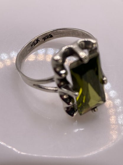 Anillo en la mano mostrando el sello 925 MEXICO en la banda interior