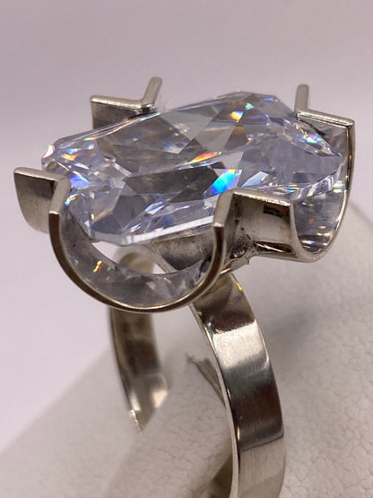 Detalle lateral del anillo solitario en plata Taxco con engaste seguro de la circonia