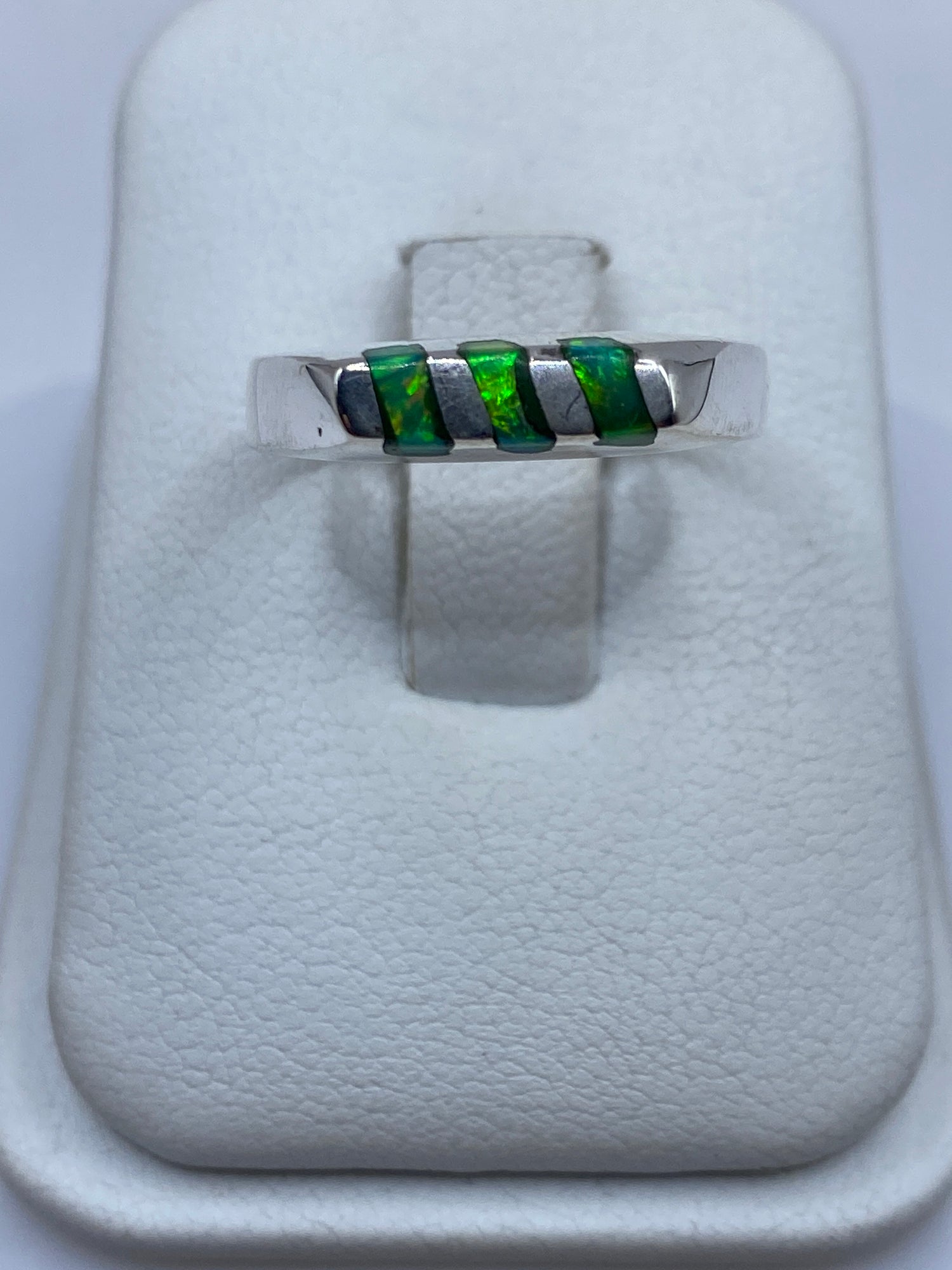 Anillo giratorio de plata con ópalo de fuego verde limón en estuche blanco