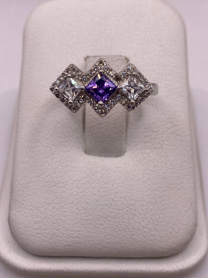 Anillo de plata .925 con tres circonias geométricas: violeta en el centro, blanca a los lados