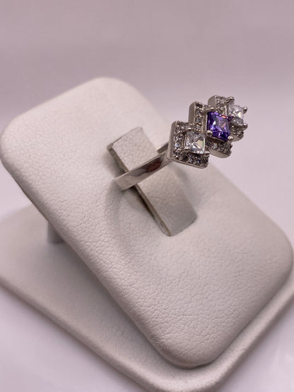 Detalle del anillo en la mano mostrando el brillo de las circonias y la plata pulida