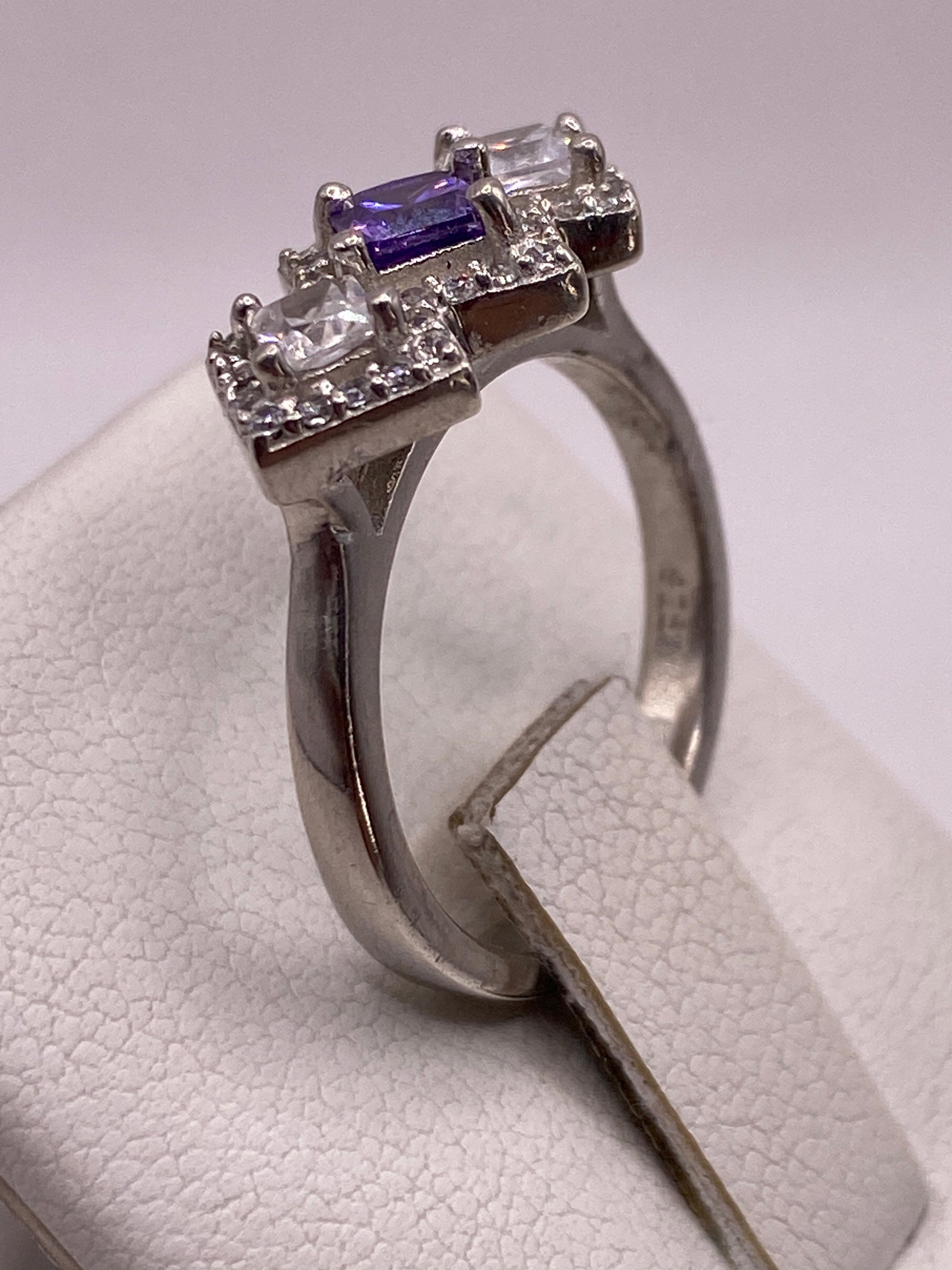 Vista lateral del anillo violeta contemporáneo, band de 3 mm en plata de Taxco
