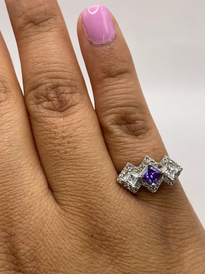 Anillo sobre fondo blanco mostrando el sello 925 MEXICO en la banda interna